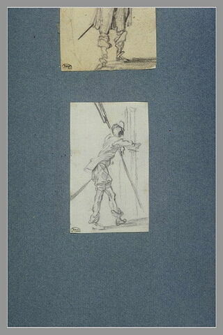 Un homme, debout, tourné à droite, image 1/1