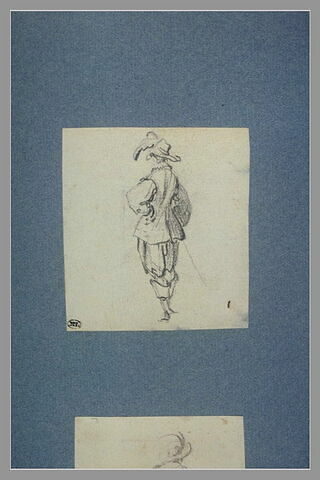 Un soldat, debout, vu de dos, image 2/2