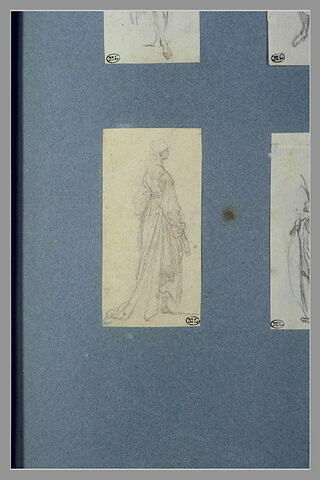 Une femme, debout, tournée vers la droite, vue de dos, image 2/2