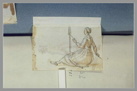 Une femme assise filant une quenouille, image 2/2
