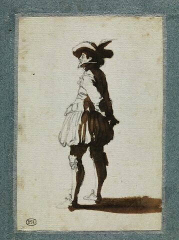Un homme, debout, les mains derrière le dos, image 1/3