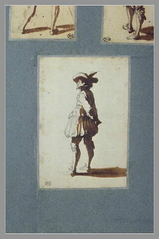 Un homme, debout, les mains derrière le dos, image 2/3