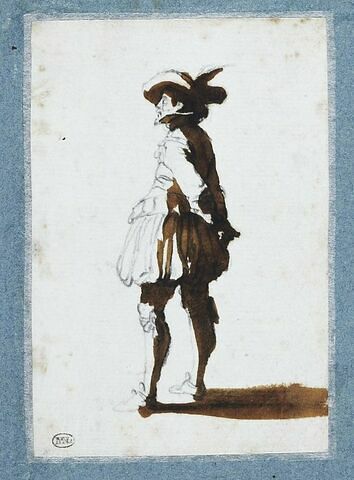 Un homme, debout, les mains derrière le dos, image 3/3