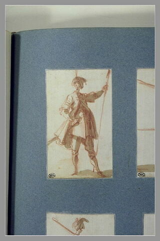 Un soldat turc, debout, tenant une lance, image 2/2