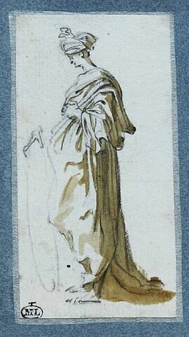 Une femme, debout, tournée vers la gauche, une main sur la poitrine, image 1/2