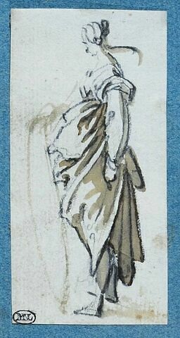 Une femme debout, vue de profil, tournée vers la gauche, image 1/2