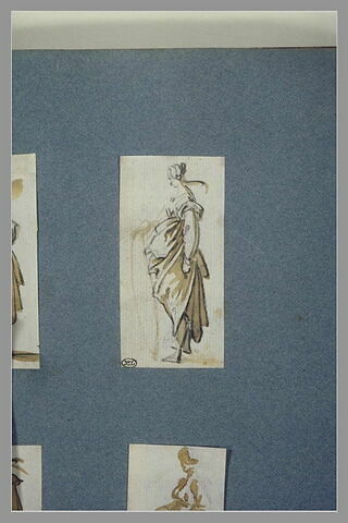 Une femme debout, vue de profil, tournée vers la gauche, image 2/2