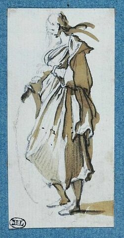 Une femme debout, tournée vers la gauche, une main sur la poitrine, image 1/2