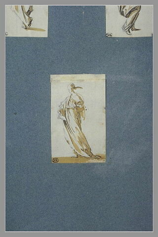 Une femme debout, tournée vers la gauche, image 2/2