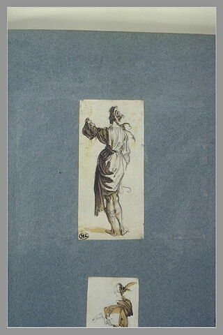 Une figure, debout, vue de dos levant le bras gauche, image 2/2