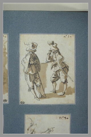 Deux soldats debouts, appuyés sur un mur, image 2/4