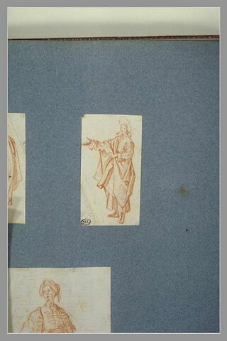 Le Christ auréolé, retenant son manteau, avançant le bras droit, image 2/2