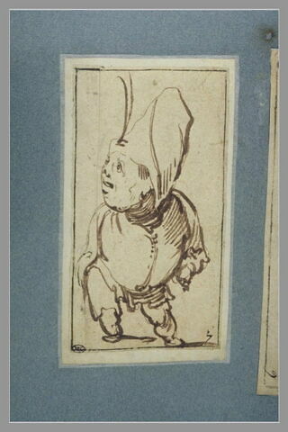 Une figure grotesque debout, regardant vers la gauche, image 2/3