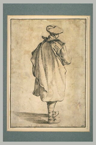 Un jeune homme debout, vu de dos, image 1/1