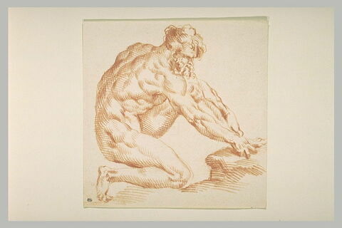 Homme nu, à genoux les deux mains sur le pied gauche, image 1/1