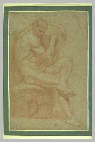Homme nu, assis sur un rocher, tourné à droite et regardant à terre, image 1/1
