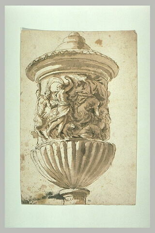 Un grand vase sculpté, orné d'une bacchanale