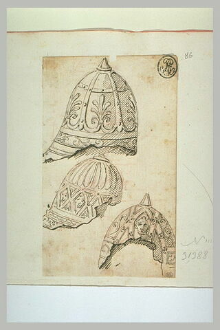 Trois casques antiques, image 1/1
