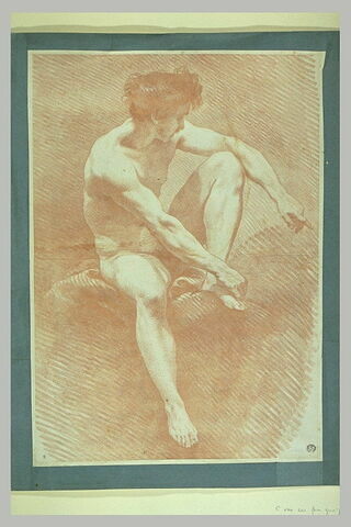 Homme nu, assis, tourné vers la droite, la jambe gauche pliée, image 2/2