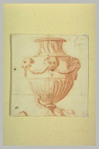 Un vase décoré de trois têtes de lion, image 1/1
