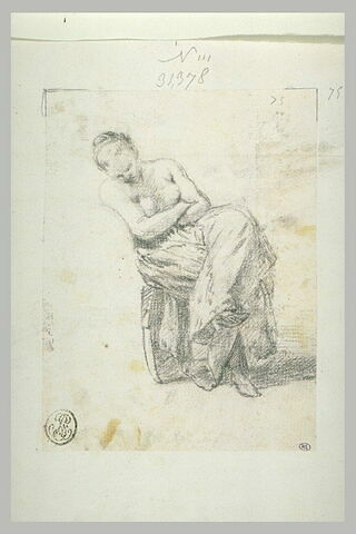 Femme assise sur une chaise, bras croisés, seins nus, image 1/1