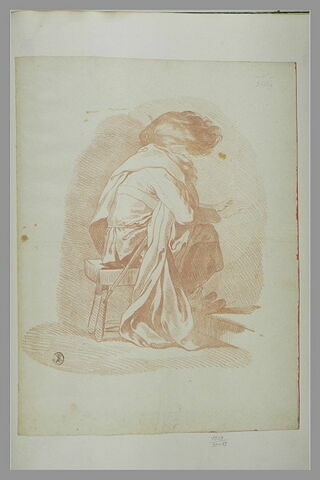 Soldat coiffé d'un bonnet de fourrure et se chauffant, image 2/2