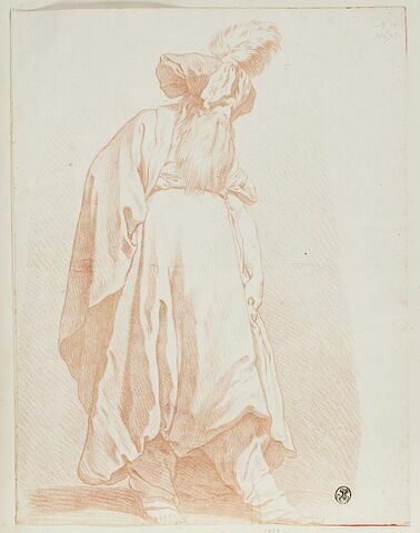 Figure de fantaisie : homme drapé, coiffé d'un bonnet à plume, debout
