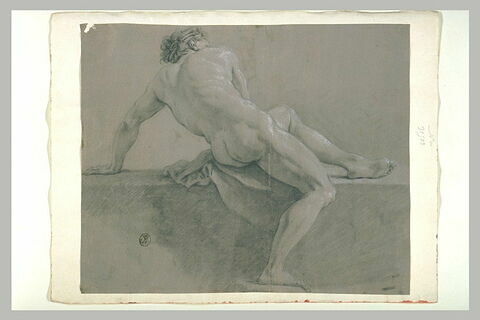 Jeune homme nu, assis sur un parapet, de dos, image 2/2