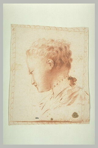 Tête de jeune fille aux cheveux courts et frisés, vue de profil, image 1/1