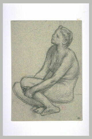 Femme nue assise à terre, les mains enserrant sa jambe gauche
