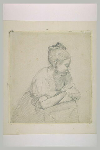 Jeune femme assise, les bras croisés, image 2/2