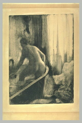 Femme debout dans une baignoire, image 2/2