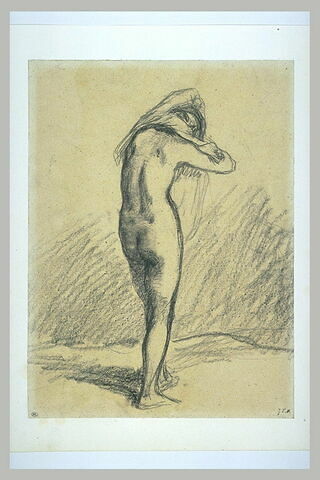 Femme nue, debout et vue de dos, mettant sa chemise