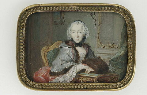 Portrait de femme assise, dans un appartement