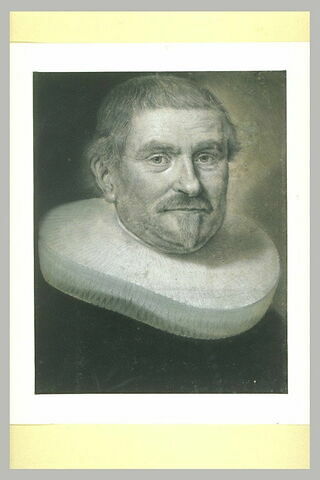 Portrait d'homme en buste, cheveux courts, moustache et barbiche, image 2/2