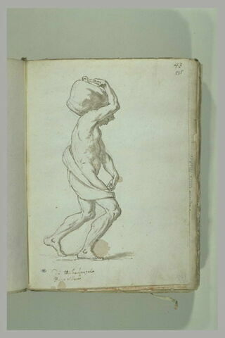 Homme vu de profil tourné vers la droite, tenant sur son épaule droite un..., image 2/2