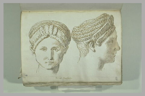 Femme à la coiffure très étudiée, vue de face et de profil vers la droite, image 2/2