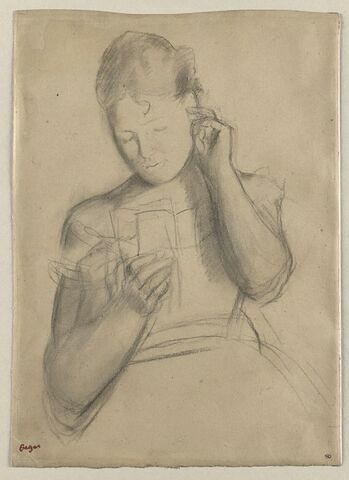 Femme en buste, portant la main gauche à l'oreille, image 1/2