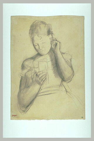 Femme en buste, portant la main gauche à l'oreille, image 2/2