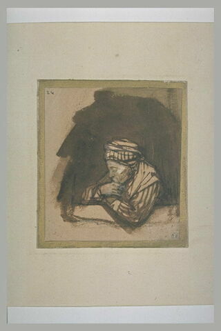 Femme accoudée à une fenêtre, vue à mi-corps et coiffée d'un bonnet, image 2/2