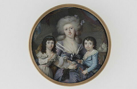 Jeune femme et ses deux enfants