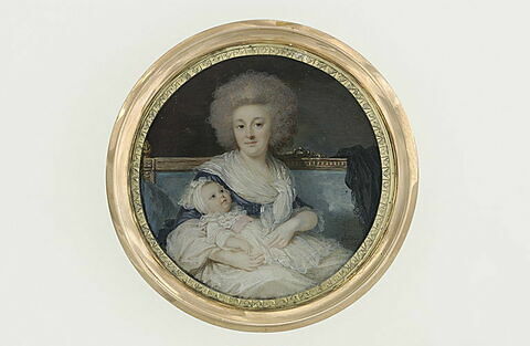 Portrait de femme tenant un enfant dans ses bras