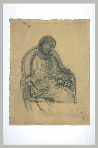 Femme assise dans un fauteuil, vue de trois quarts à droite, lisant, image 2/2
