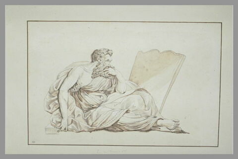 Homme assis devant une stèle, de profil, dans une attitude pensive, image 1/1