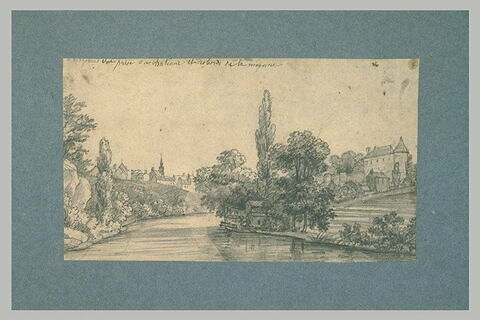 Vue des bords de la Mayenne, avec un manoir sur une hauteur, image 1/1
