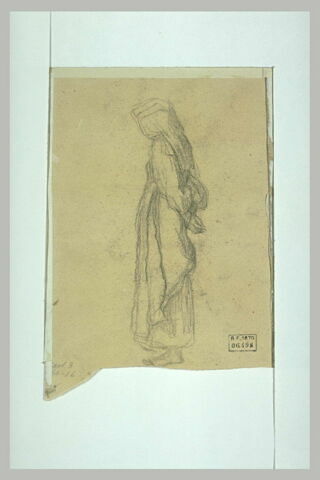 Paysanne italienne, debout, de profil, les mains derrière le dos, image 1/1