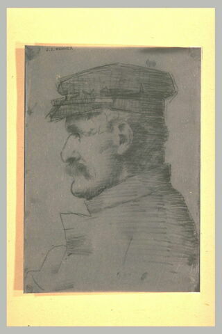 Homme, vu en buste de profil vers la gauche, coiffé d'une casquette, image 1/1