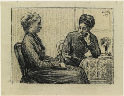 Deux femmes assises près d'une table, l'une lisant