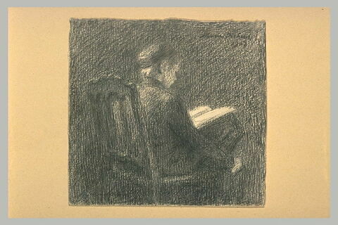 Jeune garçon assis sur une chaise, lisant
