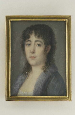 Portrait de femme brune, en buste, vêtue d'un corsage bleu